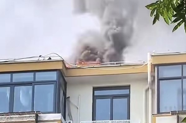 千红网 奉贤区车站新村一居民楼顶发生火情 所幸无人员伤亡