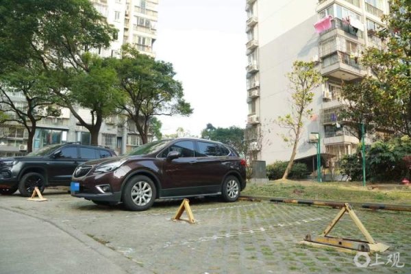 黑牛策略 “地锁泛滥”致小区投诉不断 “先天不足”型居民区如何破解停车难？